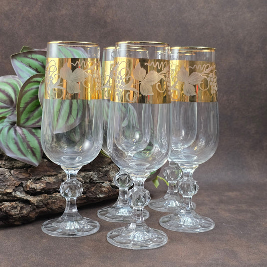 Set mit 5 eleganten Vintage Sektgläsern im Böhmen-Stil. Goldranken & geschliffener Baluster – perfekte Gläser für Sekt, Dessertwein & stilvolle Momente.