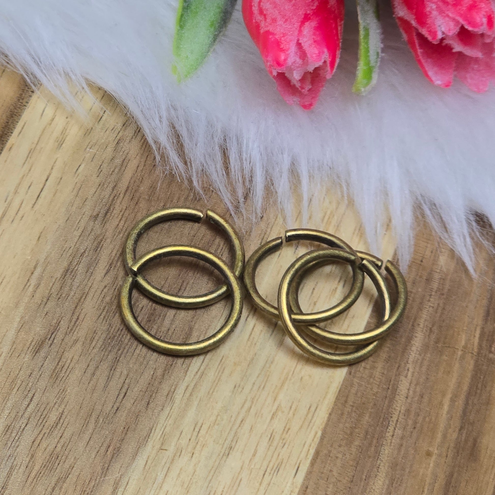 Das Bild zeigt 5 offene Biegeringe in antik bronzefarbig mit einem Durchmesser von 17,6mm. Die Verbindungsringe sind ein unverzichtbares Zubehör für die Schmuckherstellung. Ideal um Charms und Verschlüsse zuverlässig zu befestigen.