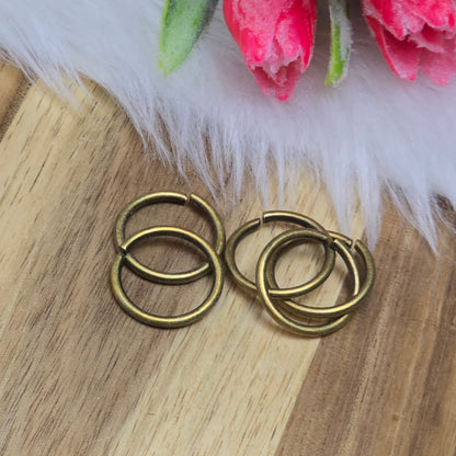Das Bild zeigt 5 offene Biegeringe in antik bronzefarbig mit einem Durchmesser von 17,6mm. Die Verbindungsringe sind ein unverzichtbares Zubehör für die Schmuckherstellung. Ideal um Charms und Verschlüsse zuverlässig zu befestigen.