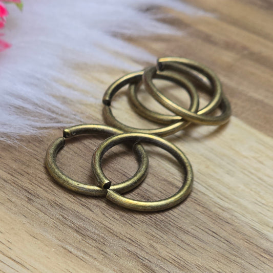 Das Bild zeigt 5 offene Biegeringe in antik bronzefarbig mit einem Durchmesser von 17,6mm. Die Verbindungsringe sind ein unverzichtbares Zubehör für die Schmuckherstellung. Ideal um Charms und Verschlüsse zuverlässig zu befestigen.