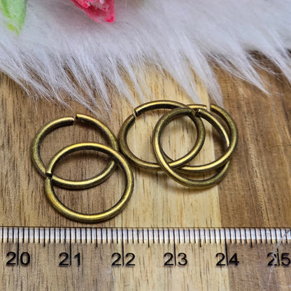 Das Bild zeigt 5 offene Biegeringe in antik bronzefarbig mit einem Durchmesser von 17,6mm. Die Verbindungsringe sind ein unverzichtbares Zubehör für die Schmuckherstellung. Ideal um Charms und Verschlüsse zuverlässig zu befestigen.