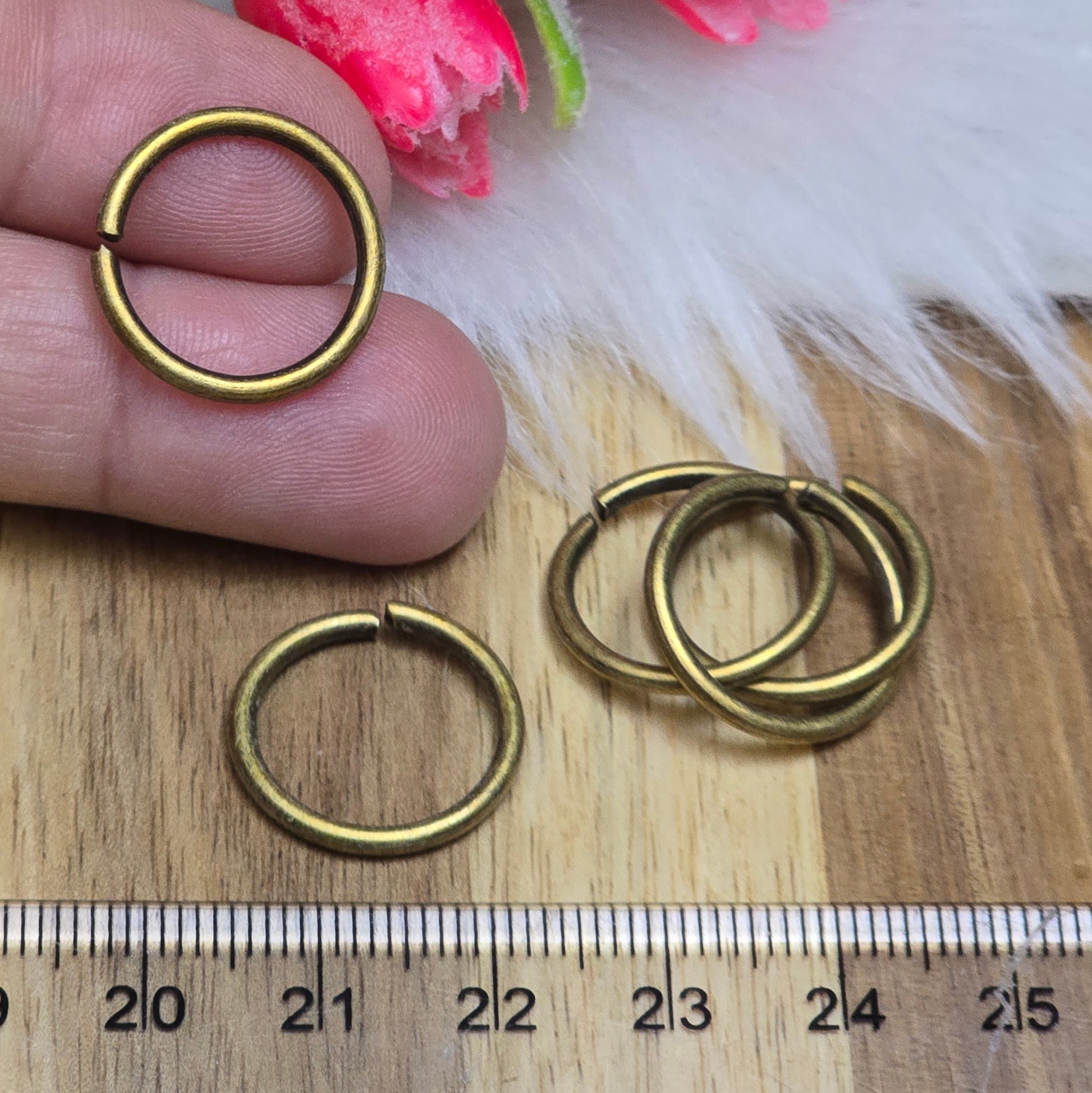 Das Bild zeigt 5 offene Biegeringe in antik bronzefarbig mit einem Durchmesser von 17,6mm. Die Verbindungsringe sind ein unverzichtbares Zubehör für die Schmuckherstellung. Ideal um Charms und Verschlüsse zuverlässig zu befestigen.