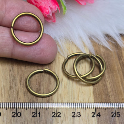 Das Bild zeigt 5 offene Biegeringe in antik bronzefarbig mit einem Durchmesser von 17,6mm. Die Verbindungsringe sind ein unverzichtbares Zubehör für die Schmuckherstellung. Ideal um Charms und Verschlüsse zuverlässig zu befestigen.
