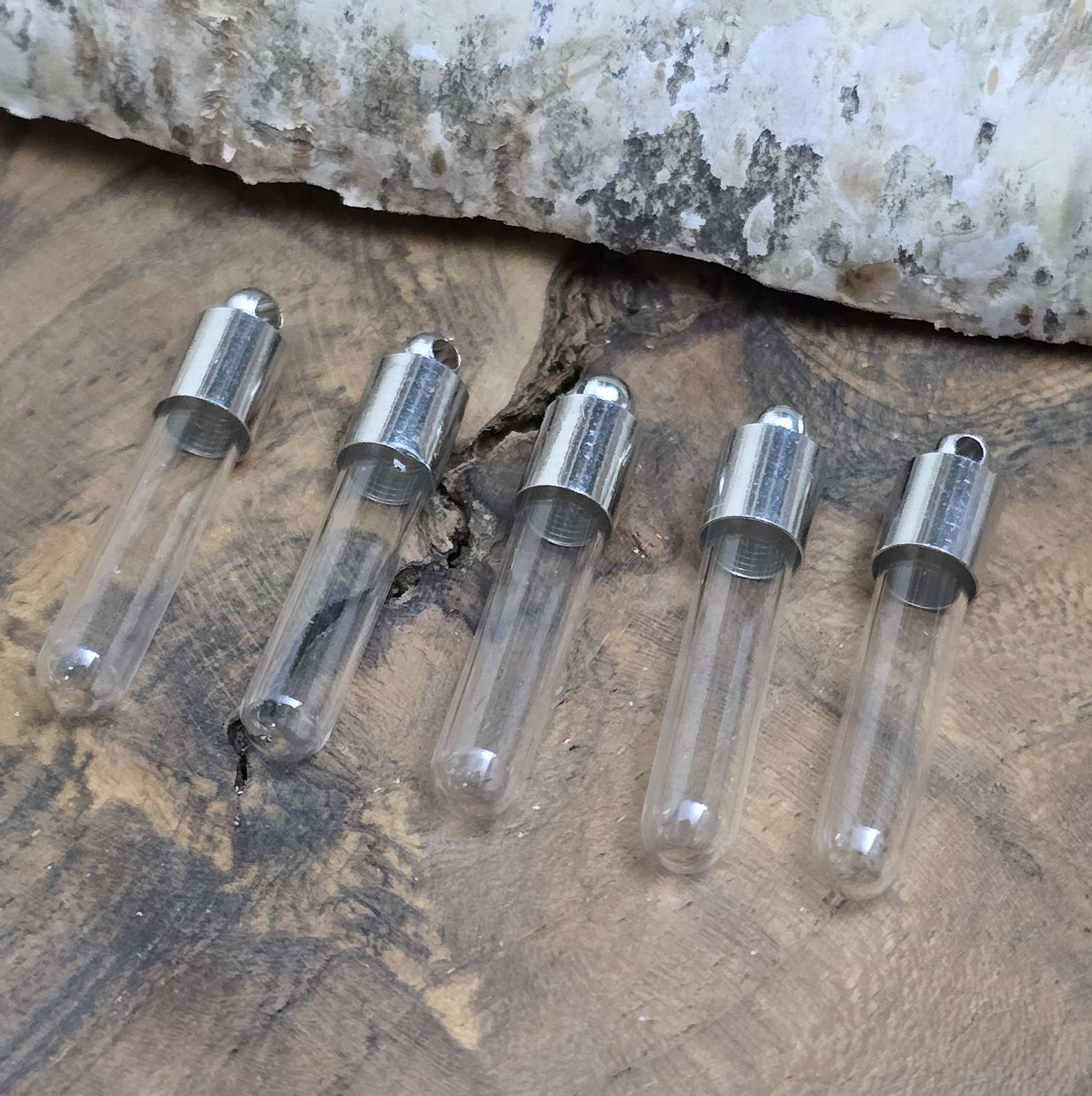 5 kleine Glasphiolen mit Metallkappe für einen beschrifteten Reiskorn, etwas Sand oder Haare/Asche eines Haustieres. Kann auch mit Kunstblut gefüllt werden.