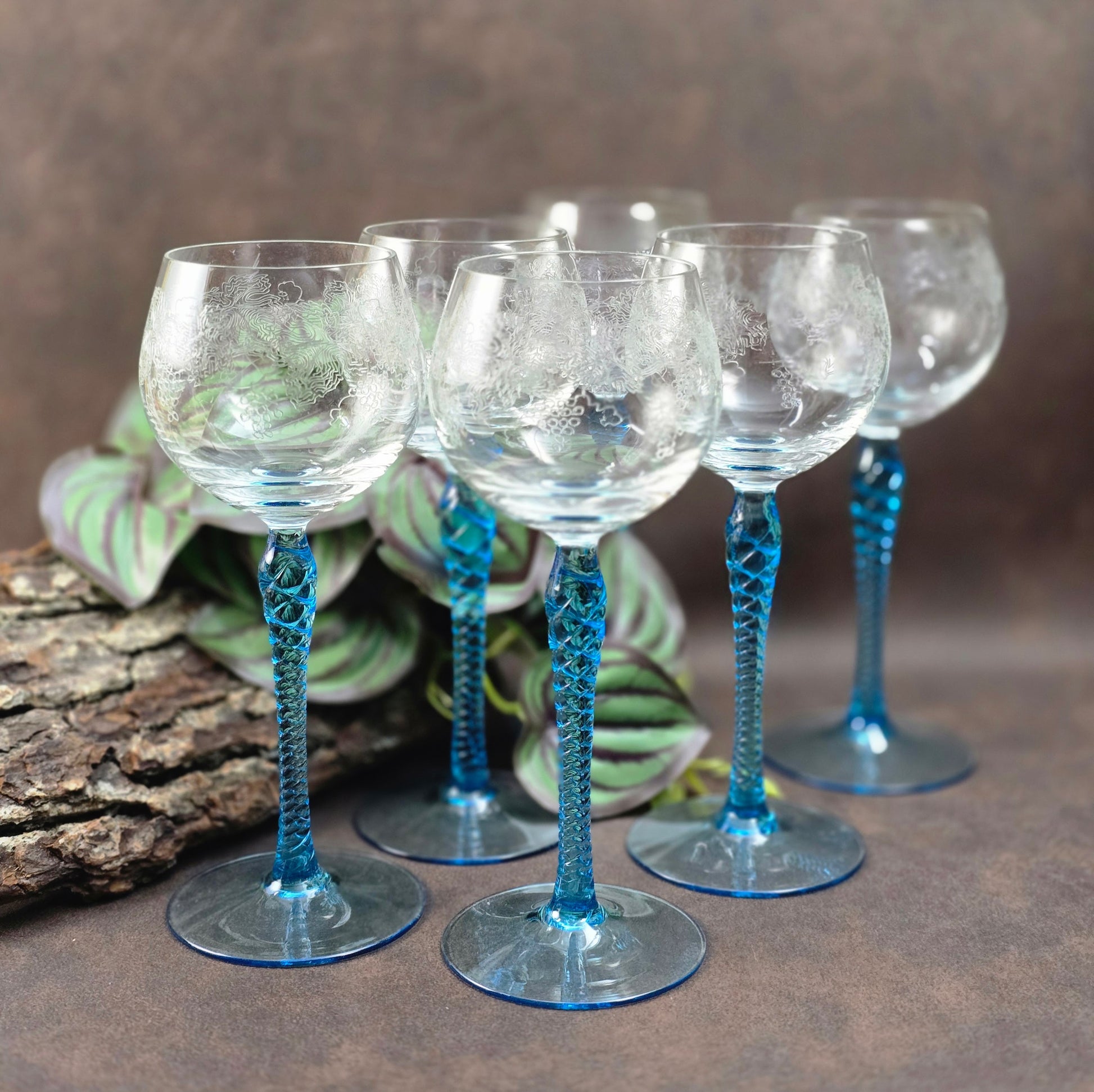 Wunderschöne Vintage Weingläser aus Böhmen – mit eleganter Gravur & aquablauem Twist-Stiel – stilvoller Genuss für Weinliebhaber.