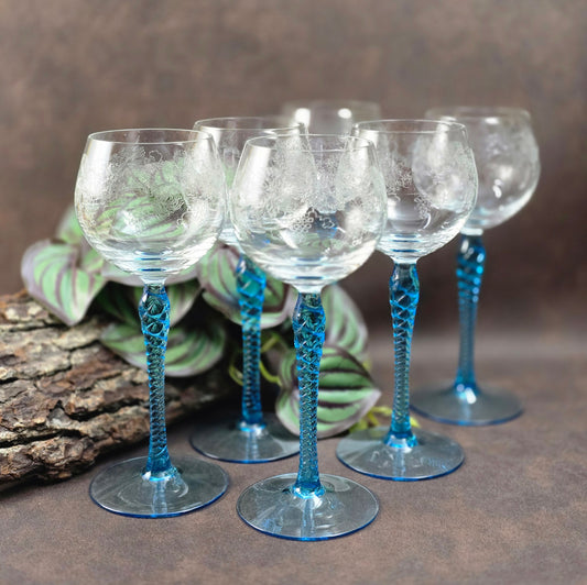 Wunderschöne Vintage Weingläser aus Böhmen – mit eleganter Gravur & aquablauem Twist-Stiel – stilvoller Genuss für Weinliebhaber.