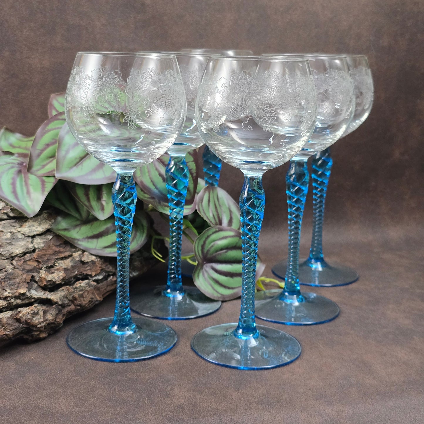 Wunderschöne Vintage Weingläser aus Böhmen – mit eleganter Gravur & aquablauem Twist-Stiel – stilvoller Genuss für Weinliebhaber.