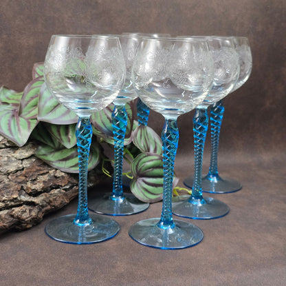 Wunderschöne Vintage Weingläser aus Böhmen – mit eleganter Gravur & aquablauem Twist-Stiel – stilvoller Genuss für Weinliebhaber.