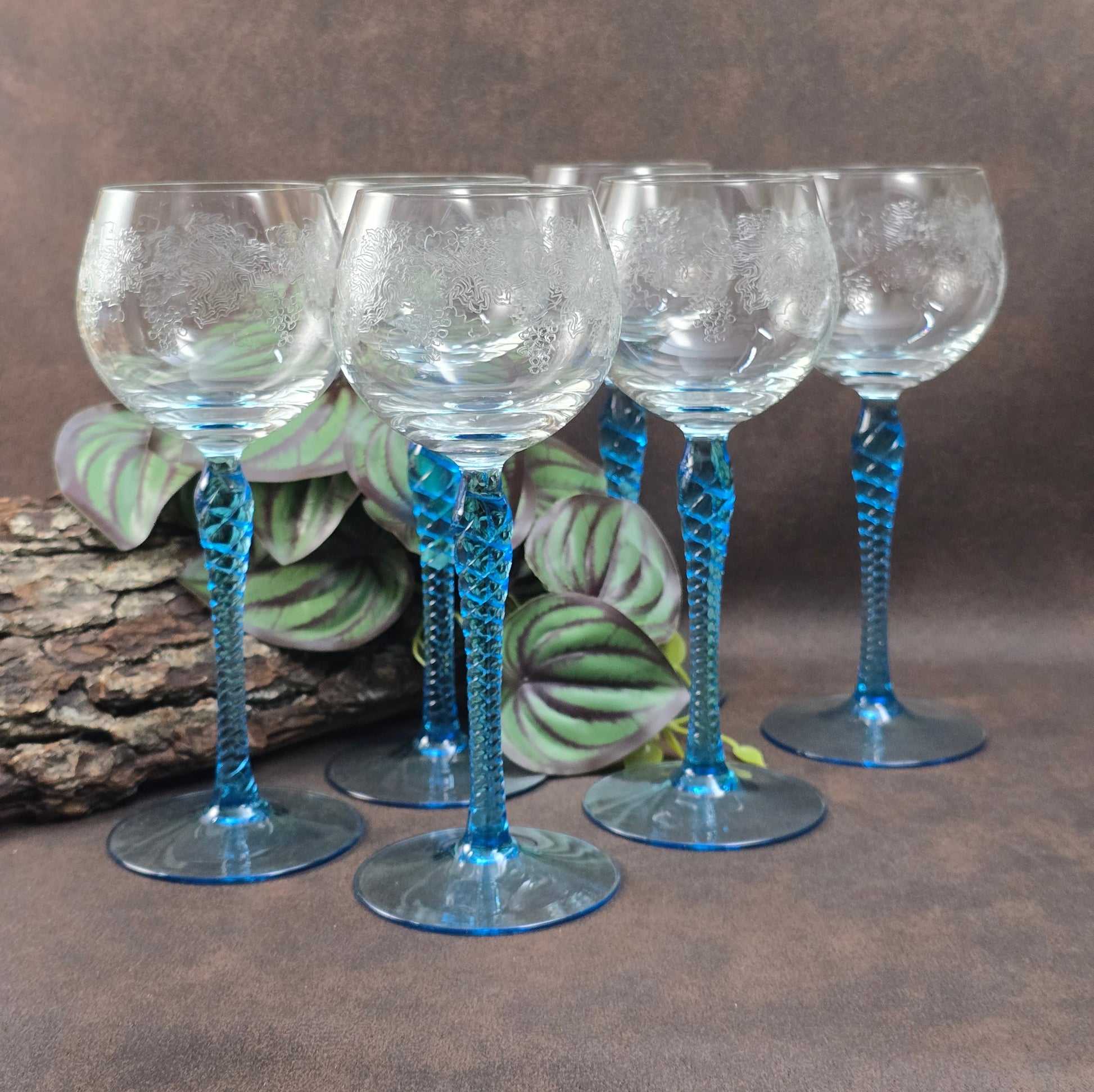Wunderschöne Vintage Weingläser aus Böhmen – mit eleganter Gravur & aquablauem Twist-Stiel – stilvoller Genuss für Weinliebhaber.