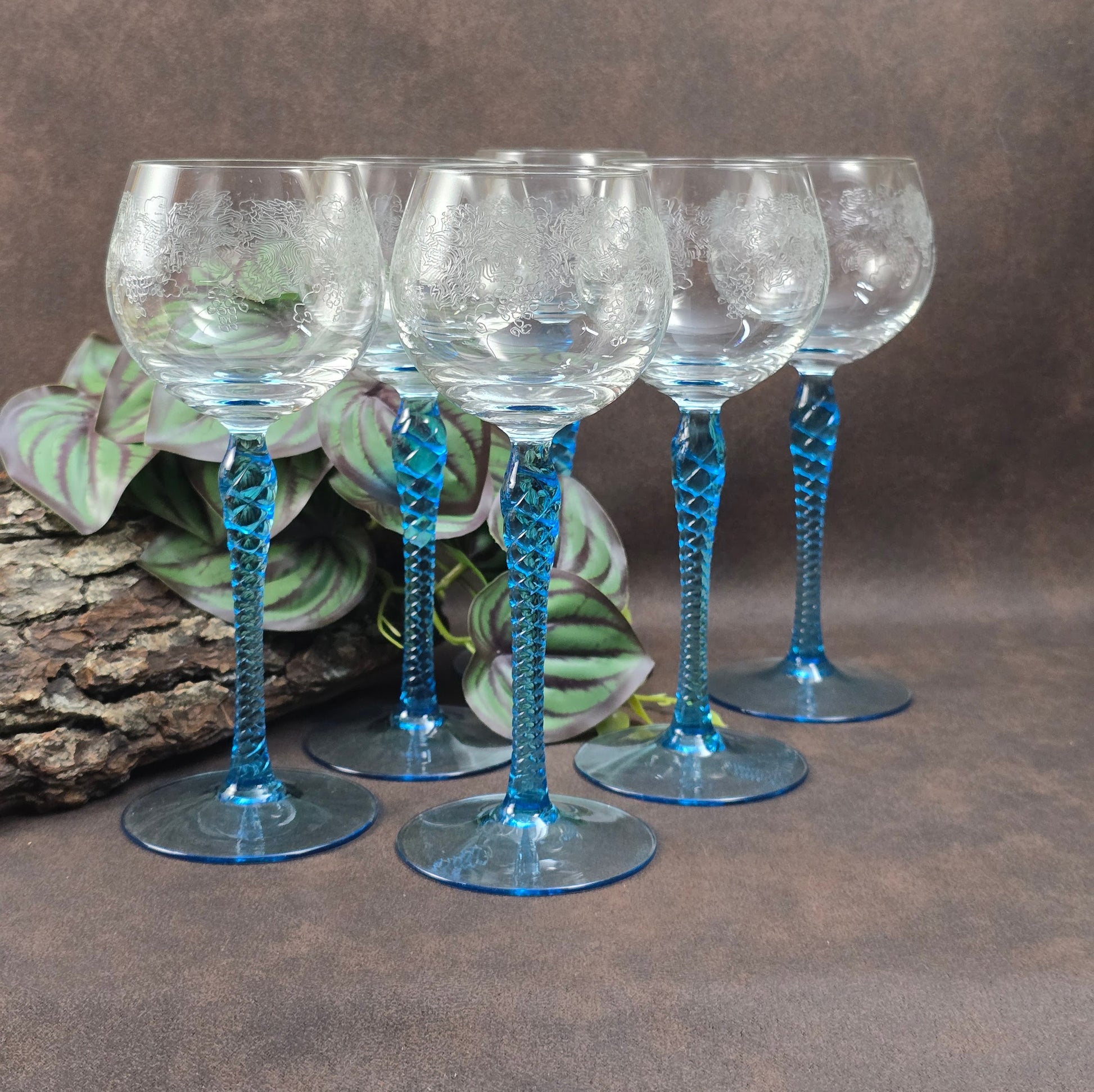 Wunderschöne Vintage Weingläser aus Böhmen – mit eleganter Gravur & aquablauem Twist-Stiel – stilvoller Genuss für Weinliebhaber.