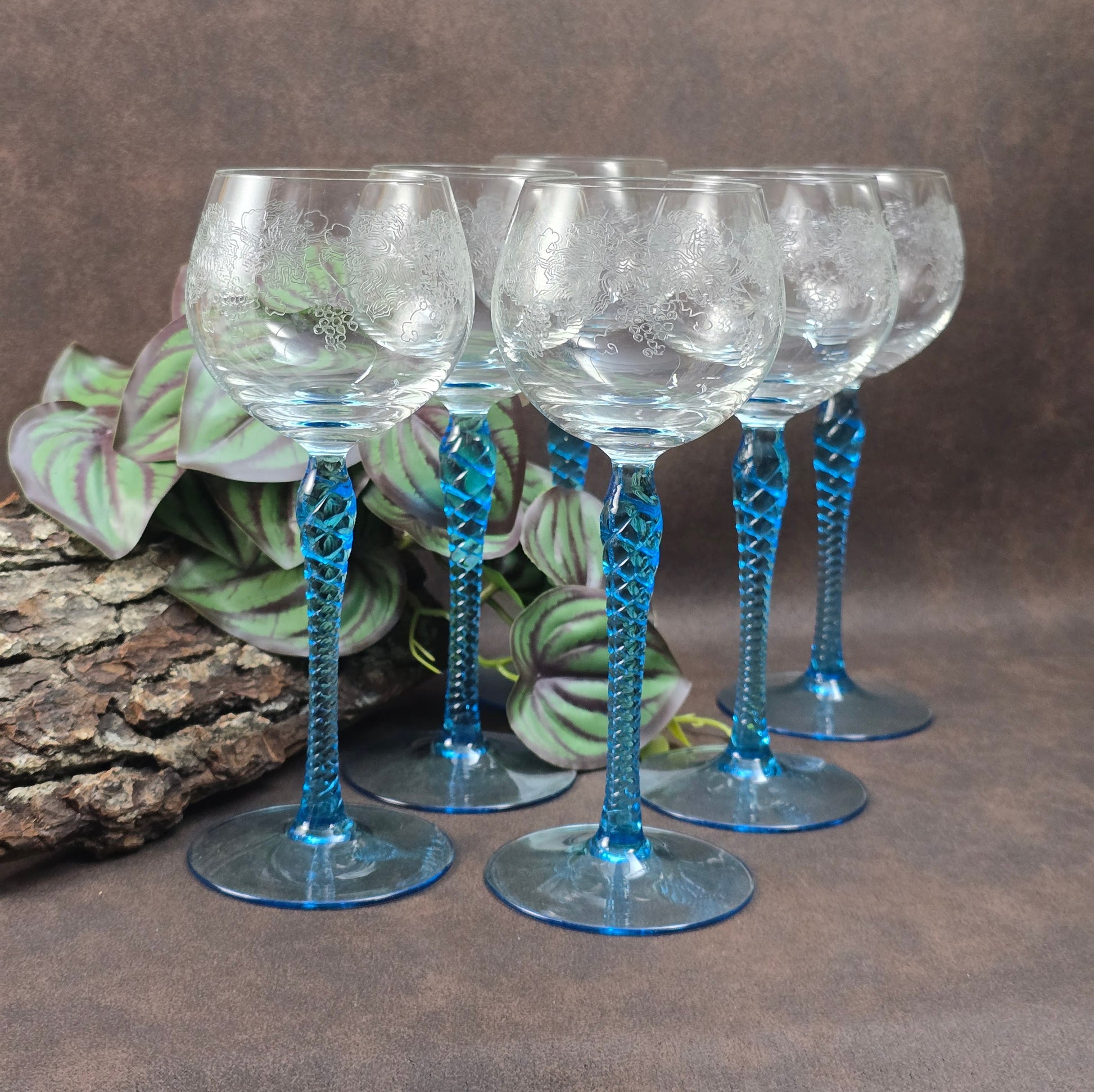 Wunderschöne Vintage Weingläser aus Böhmen – mit eleganter Gravur & aquablauem Twist-Stiel – stilvoller Genuss für Weinliebhaber.