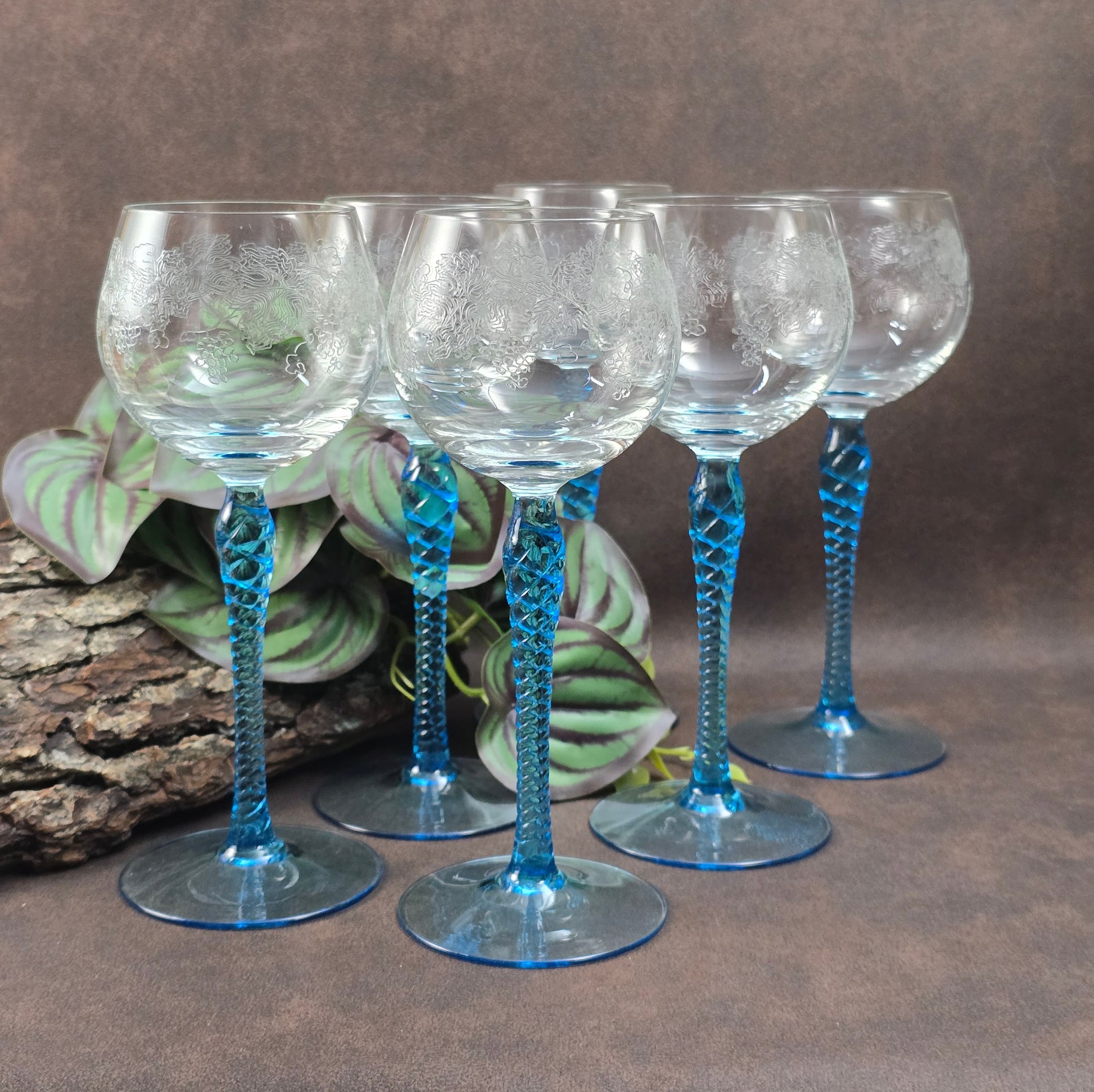 Wunderschöne Vintage Weingläser aus Böhmen – mit eleganter Gravur & aquablauem Twist-Stiel – stilvoller Genuss für Weinliebhaber.