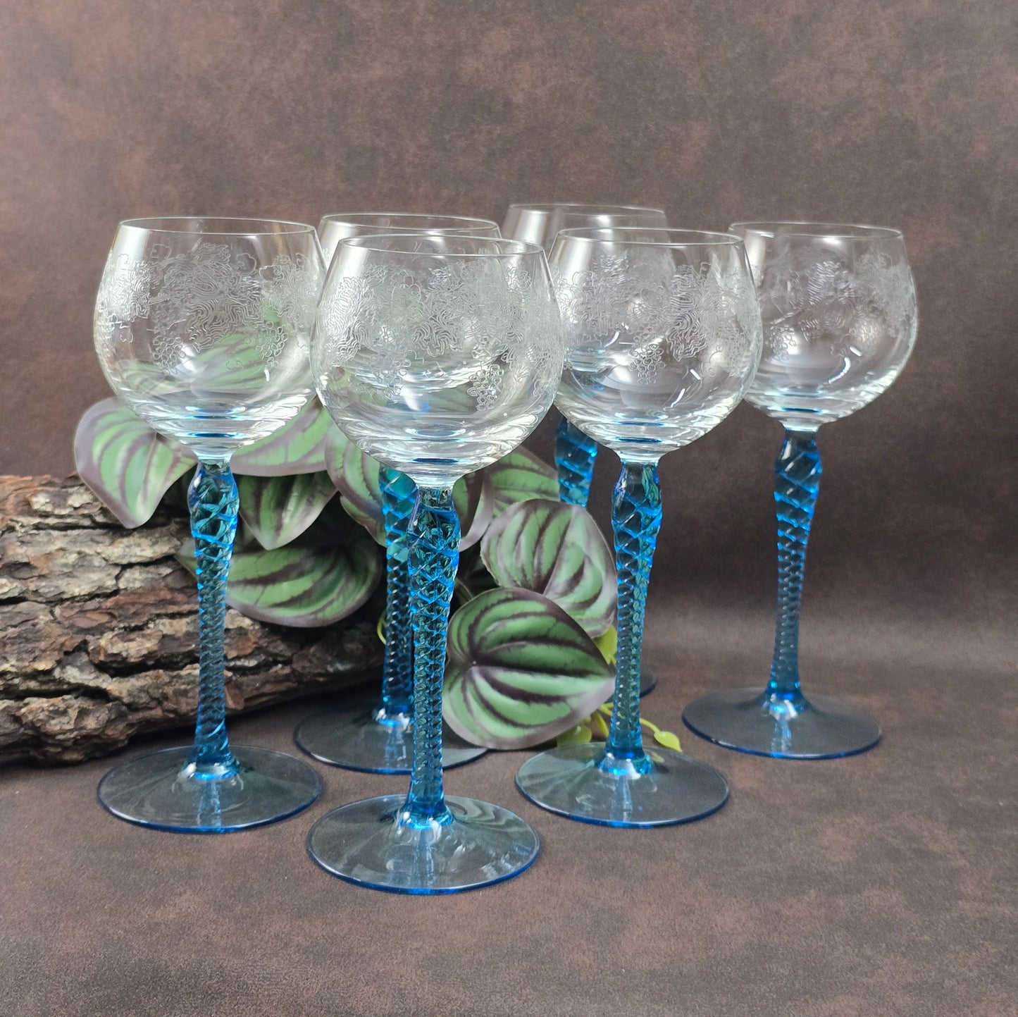Wunderschöne Vintage Weingläser aus Böhmen – mit eleganter Gravur & aquablauem Twist-Stiel – stilvoller Genuss für Weinliebhaber.