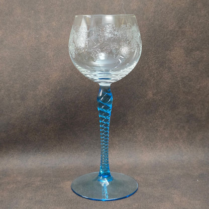 Wunderschöne Vintage Weingläser aus Böhmen – mit eleganter Gravur & aquablauem Twist-Stiel – stilvoller Genuss für Weinliebhaber.