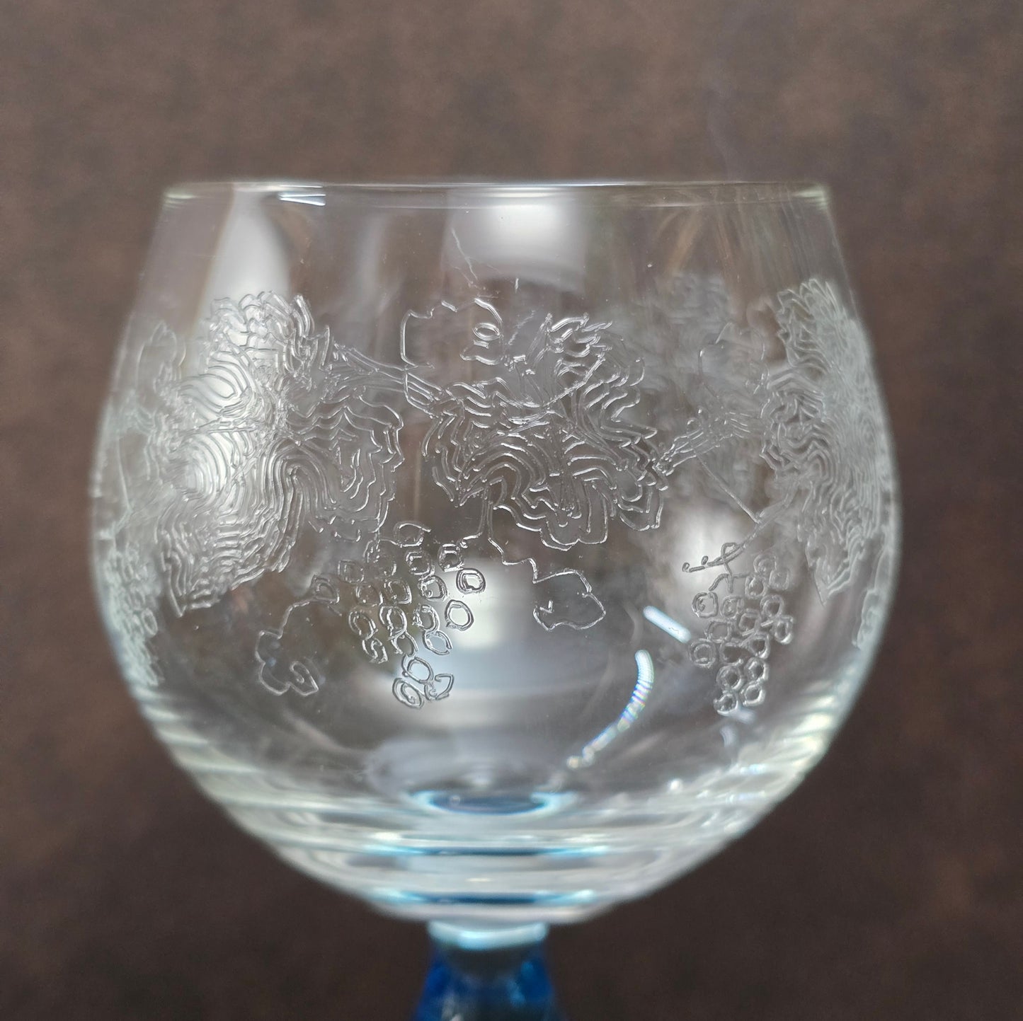 Wunderschöne Vintage Weingläser aus Böhmen – mit eleganter Gravur & aquablauem Twist-Stiel – stilvoller Genuss für Weinliebhaber.