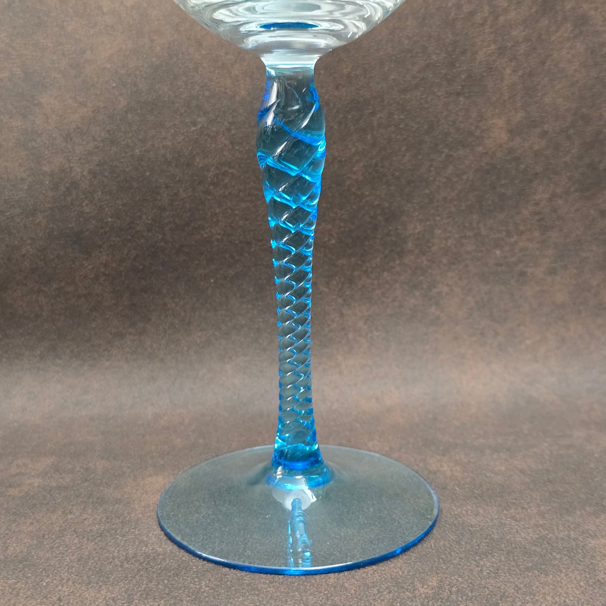 Wunderschöne Vintage Weingläser aus Böhmen – mit eleganter Gravur & aquablauem Twist-Stiel – stilvoller Genuss für Weinliebhaber.