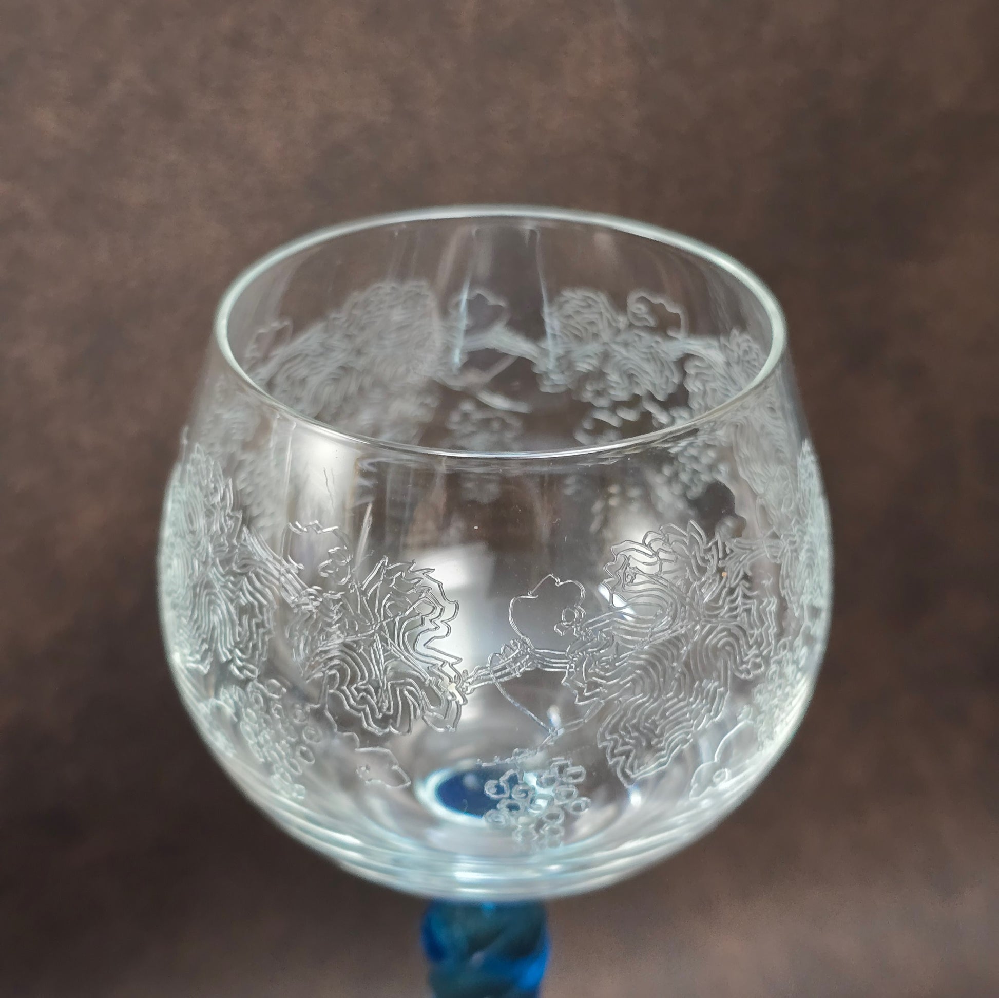 Wunderschöne Vintage Weingläser aus Böhmen – mit eleganter Gravur & aquablauem Twist-Stiel – stilvoller Genuss für Weinliebhaber.
