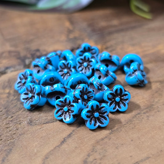 20x Acryl-Blumenperlen, antik türkisfarbig mit Schwärzungen, 7,5×5,4 mm, Loch 1,5 mm. Leichtes Material – ideal als Spacer für Armbänder, Ketten & Ohrschmuck.
