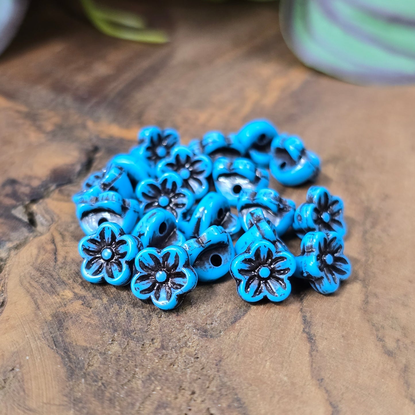 20x Acryl-Blumenperlen, antik türkisfarbig mit Schwärzungen, 7,5×5,4 mm, Loch 1,5 mm. Leichtes Material – ideal als Spacer für Armbänder, Ketten & Ohrschmuck.
