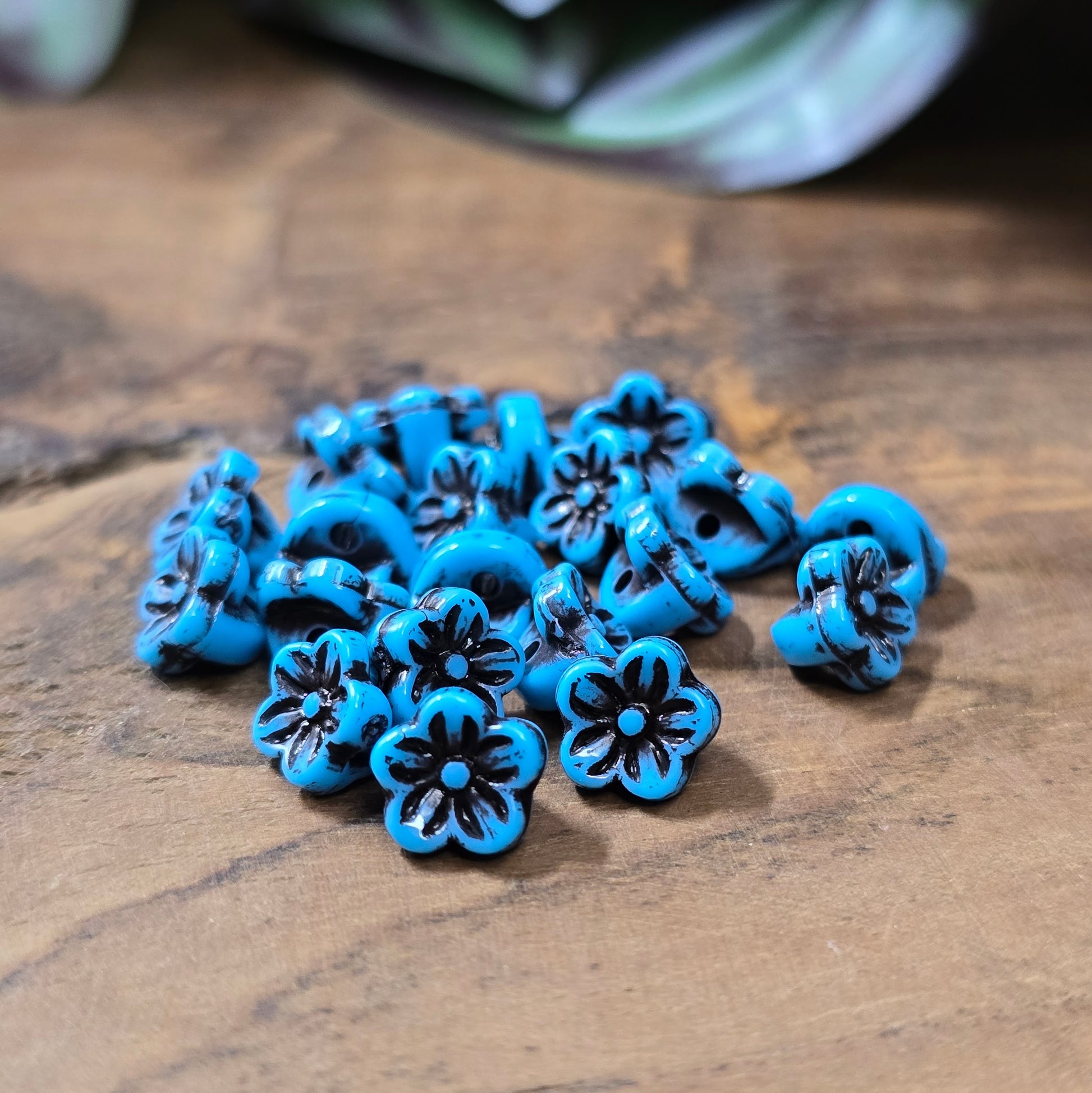 20x Acryl-Blumenperlen, antik türkisfarbig mit Schwärzungen, 7,5×5,4 mm, Loch 1,5 mm. Leichtes Material – ideal als Spacer für Armbänder, Ketten & Ohrschmuck.