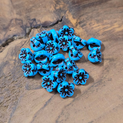 20x Acryl-Blumenperlen, antik türkisfarbig mit Schwärzungen, 7,5×5,4 mm, Loch 1,5 mm. Leichtes Material – ideal als Spacer für Armbänder, Ketten & Ohrschmuck.