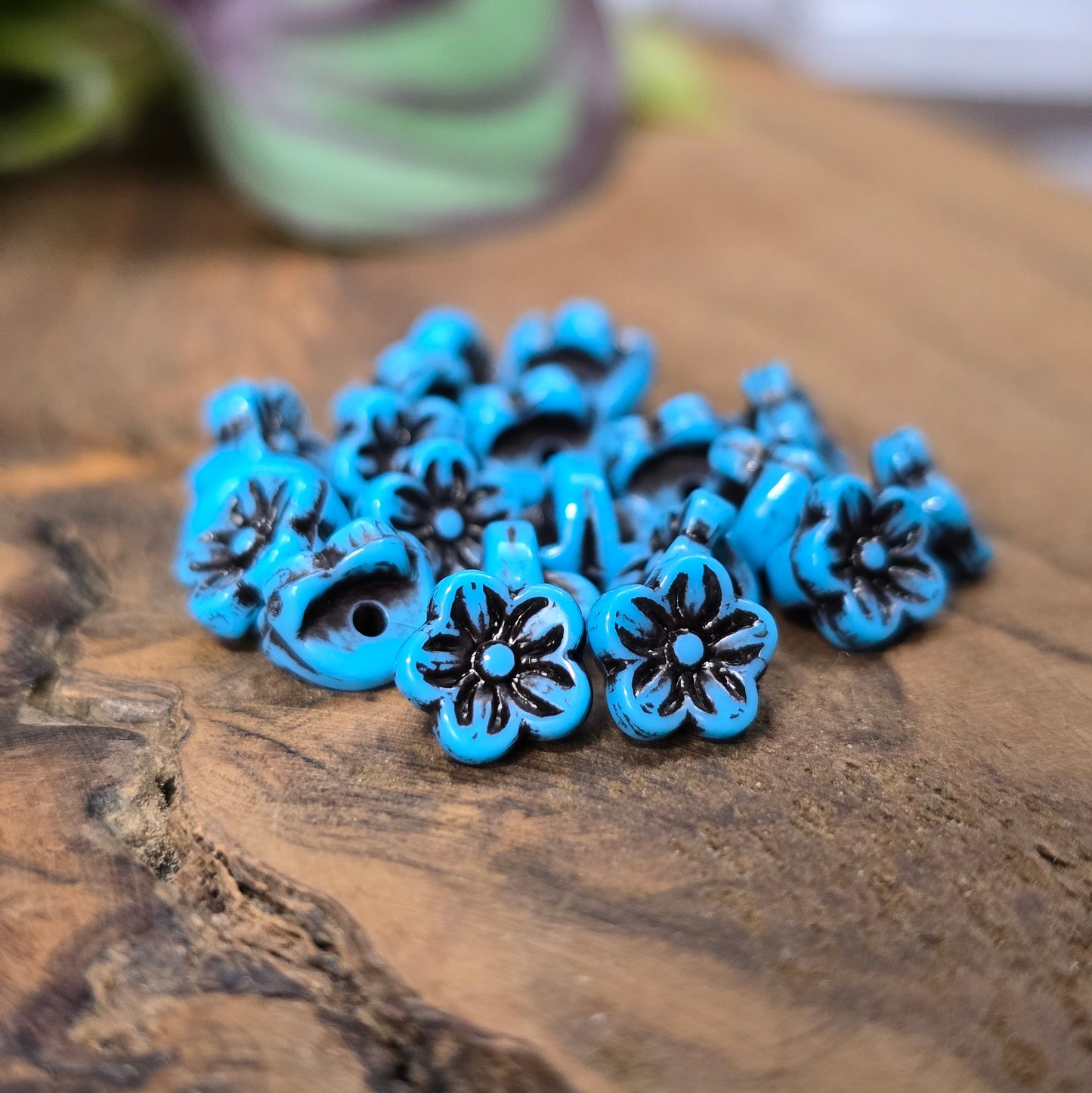 20x Acryl-Blumenperlen, antik türkisfarbig mit Schwärzungen, 7,5×5,4 mm, Loch 1,5 mm. Leichtes Material – ideal als Spacer für Armbänder, Ketten & Ohrschmuck.
