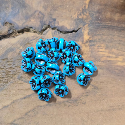 20x Acryl-Blumenperlen, antik türkisfarbig mit Schwärzungen, 7,5×5,4 mm, Loch 1,5 mm. Leichtes Material – ideal als Spacer für Armbänder, Ketten & Ohrschmuck.