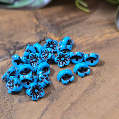20x Acryl-Blumenperlen, antik türkisfarbig mit Schwärzungen, 7,5×5,4 mm, Loch 1,5 mm. Leichtes Material – ideal als Spacer für Armbänder, Ketten & Ohrschmuck.