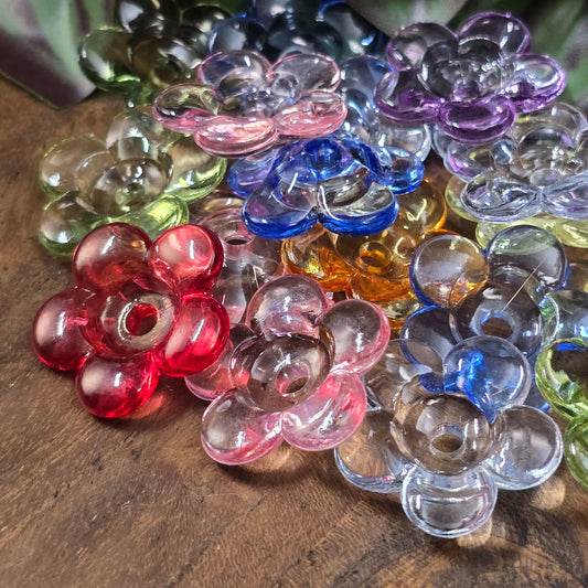 20 transparente Acrylblüten im bunten Farbmix, 23 mm mit großem Fädelloch. Ideal für Schmuck, Deko & DIY-Projekte – vielseitig, leicht & robust.
