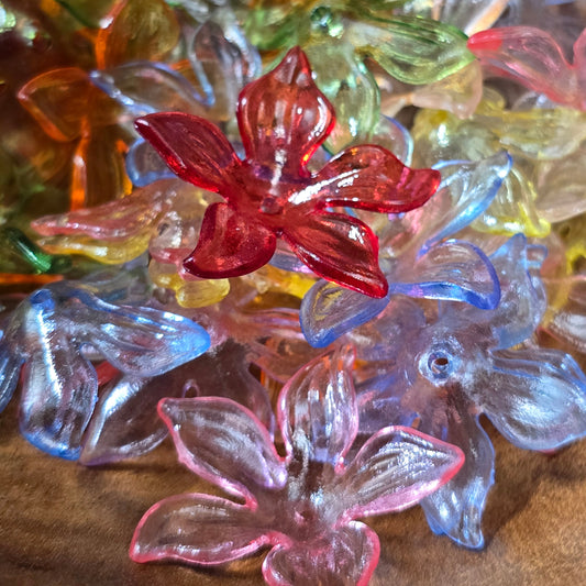 35 transparente Acryl-Blütenkappen im bunten Farbmix, 28 mm, ideal für Schmuck, Basteln, Hochzeits- & Frühlingsdeko.