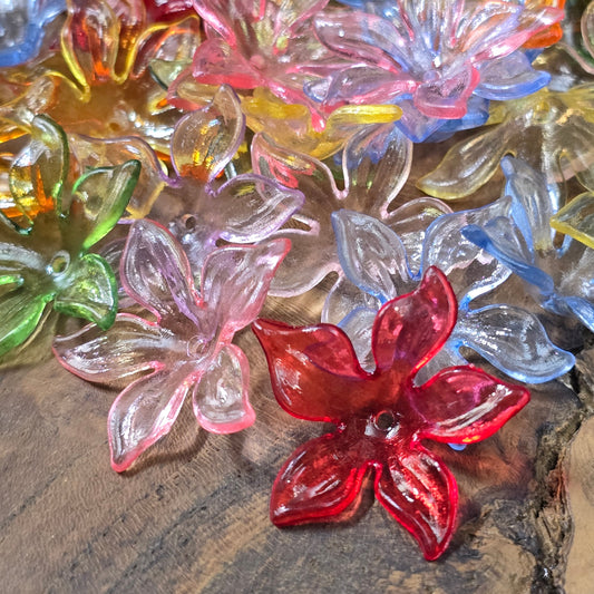 35 transparente Acryl-Blütenkappen im bunten Farbmix, 28 mm, ideal für Schmuck, Basteln, Hochzeits- & Frühlingsdeko.