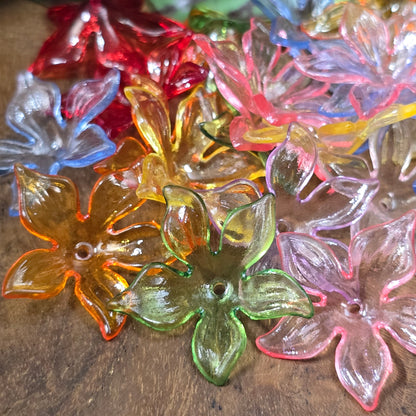 35 transparente Acryl-Blütenkappen im bunten Farbmix, 28 mm, ideal für Schmuck, Basteln, Hochzeits- & Frühlingsdeko.