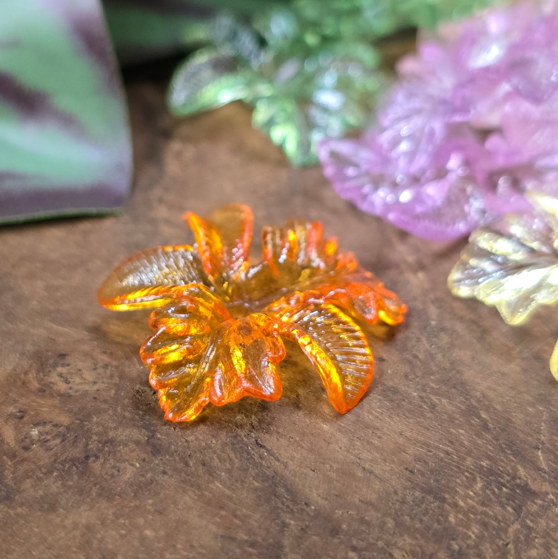 30 transparente Acrylperlen in Hornveilchenform, bunter Farbmix, 22 mm, ideal für Schmuck, DIY, Deko & Hochzeitsdesigns.
