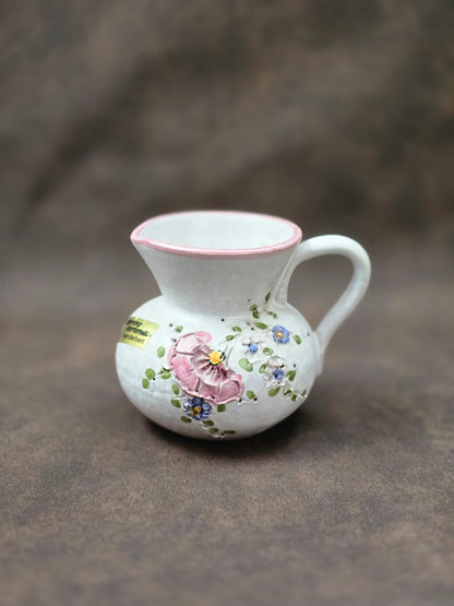 Handgefertigter Vintage-Dekokrug aus Ainring Keramik mit floralem Relief, matter Glasur und Originalaufkleber, deutsche Kunstkeramik der 1960er–1970er Jahre.