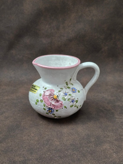 Handgefertigter Vintage-Dekokrug aus Ainring Keramik mit floralem Relief, matter Glasur und Originalaufkleber, deutsche Kunstkeramik der 1960er–1970er Jahre.
