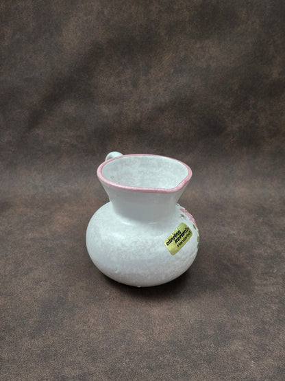 Handgefertigter Vintage-Dekokrug aus Ainring Keramik mit floralem Relief, matter Glasur und Originalaufkleber, deutsche Kunstkeramik der 1960er–1970er Jahre.