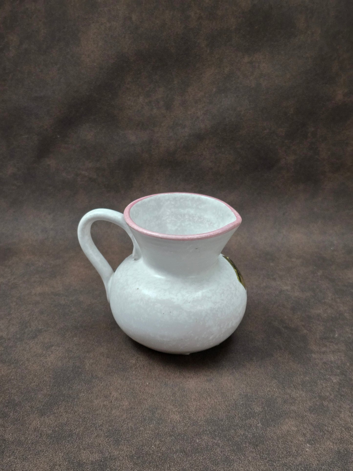 Handgefertigter Vintage-Dekokrug aus Ainring Keramik mit floralem Relief, matter Glasur und Originalaufkleber, deutsche Kunstkeramik der 1960er–1970er Jahre.