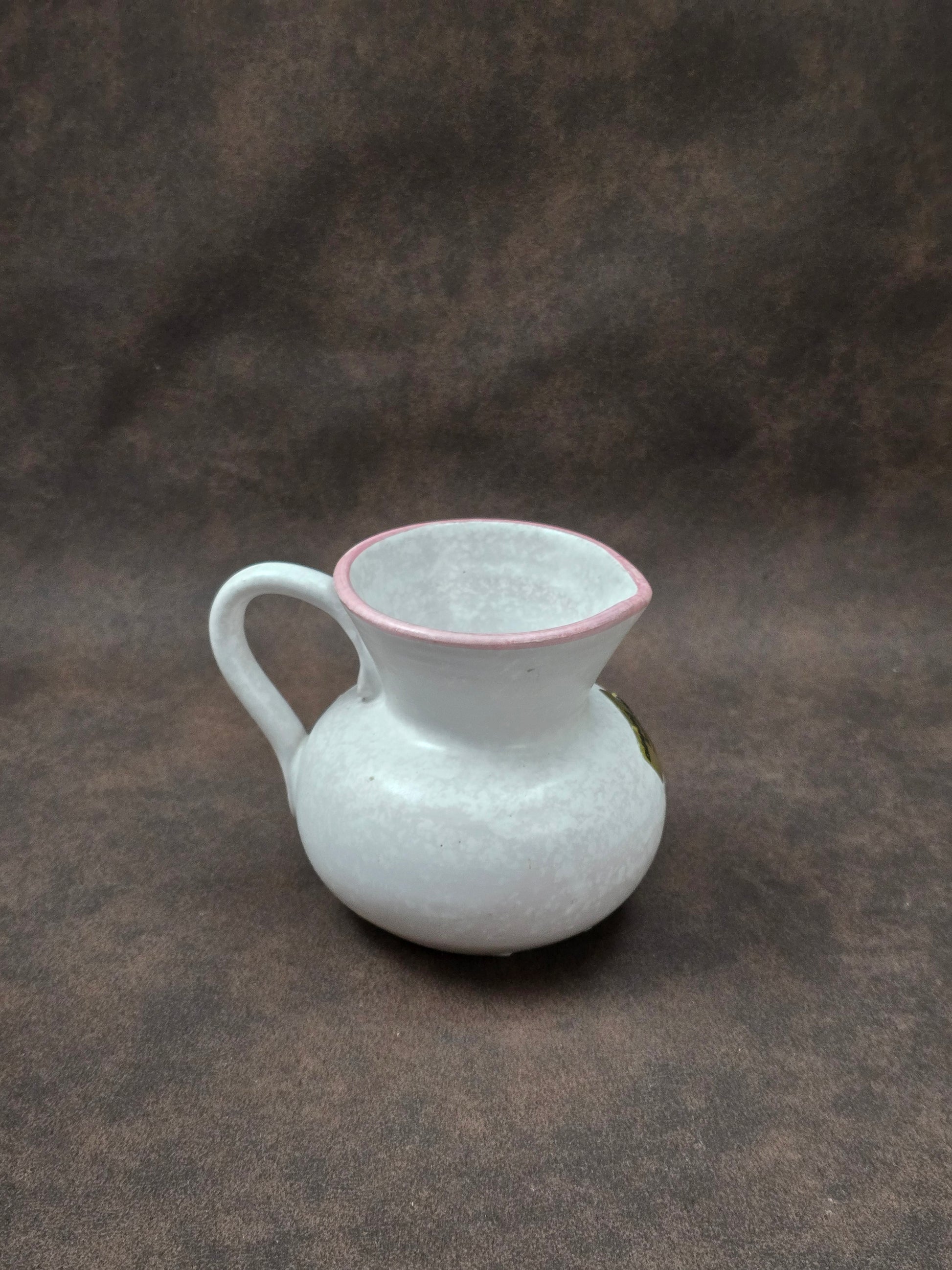 Handgefertigter Vintage-Dekokrug aus Ainring Keramik mit floralem Relief, matter Glasur und Originalaufkleber, deutsche Kunstkeramik der 1960er–1970er Jahre.