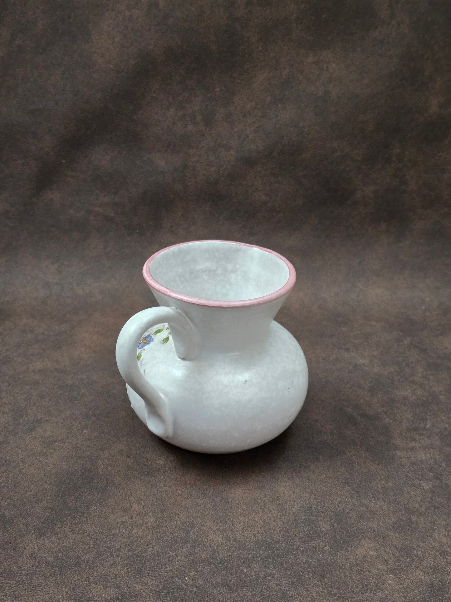 Handgefertigter Vintage-Dekokrug aus Ainring Keramik mit floralem Relief, matter Glasur und Originalaufkleber, deutsche Kunstkeramik der 1960er–1970er Jahre.