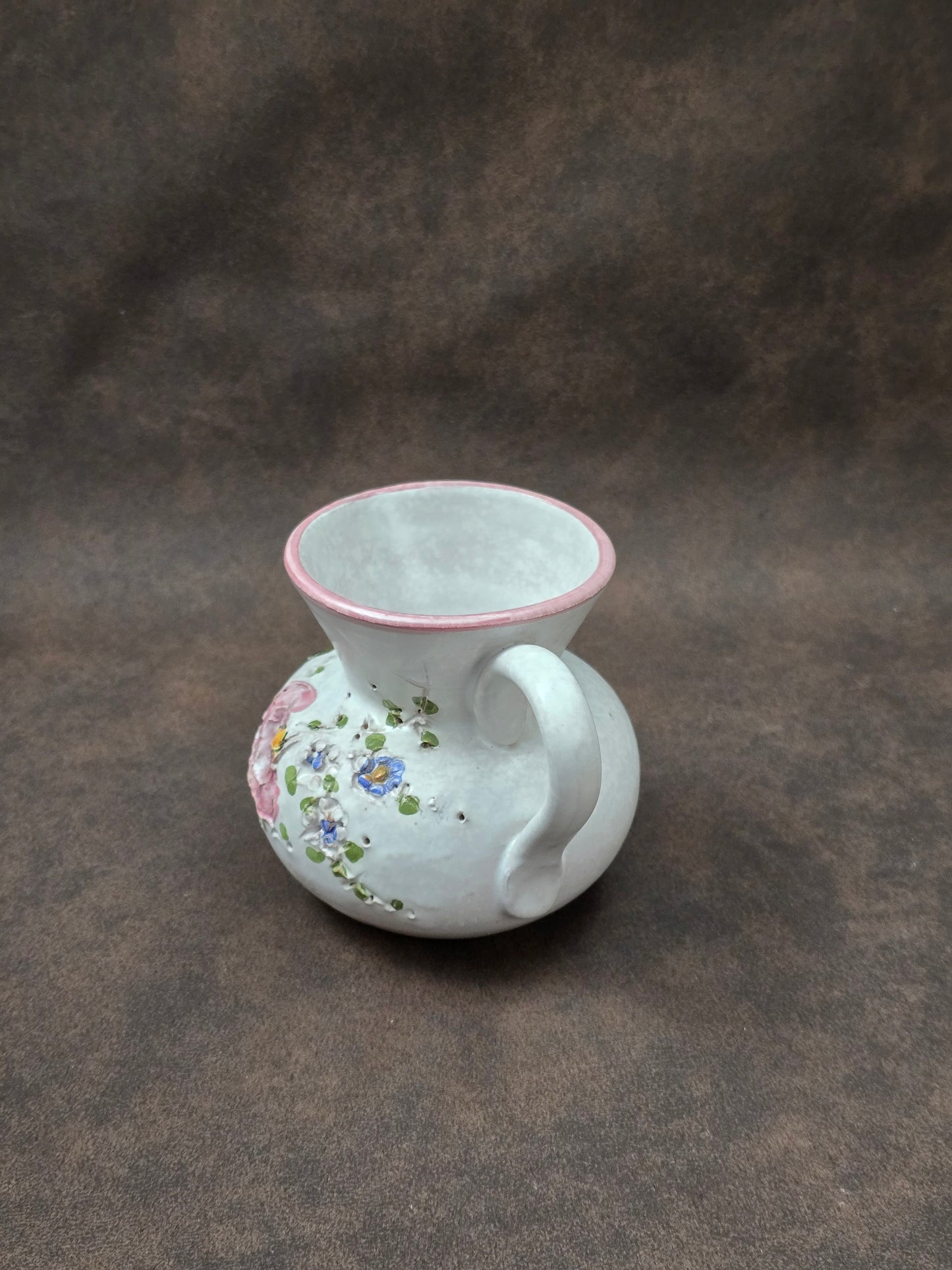 Handgefertigter Vintage-Dekokrug aus Ainring Keramik mit floralem Relief, matter Glasur und Originalaufkleber, deutsche Kunstkeramik der 1960er–1970er Jahre.