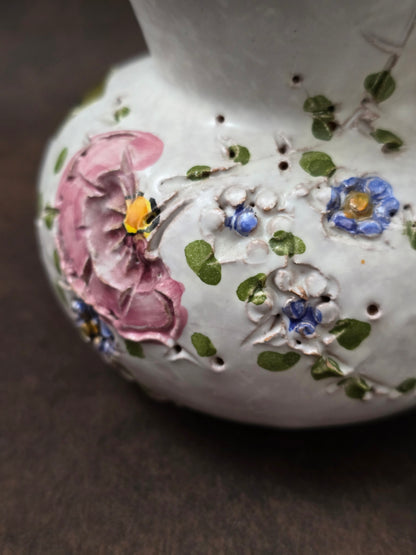 Handgefertigter Vintage-Dekokrug aus Ainring Keramik mit floralem Relief, matter Glasur und Originalaufkleber, deutsche Kunstkeramik der 1960er–1970er Jahre.