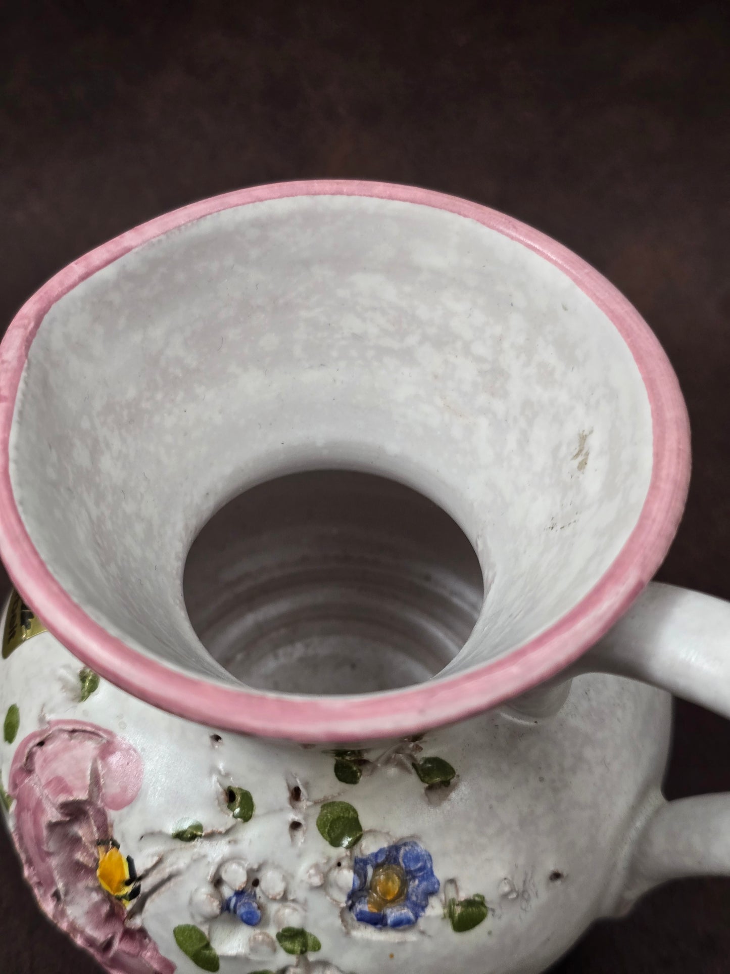 Handgefertigter Vintage-Dekokrug aus Ainring Keramik mit floralem Relief, matter Glasur und Originalaufkleber, deutsche Kunstkeramik der 1960er–1970er Jahre.