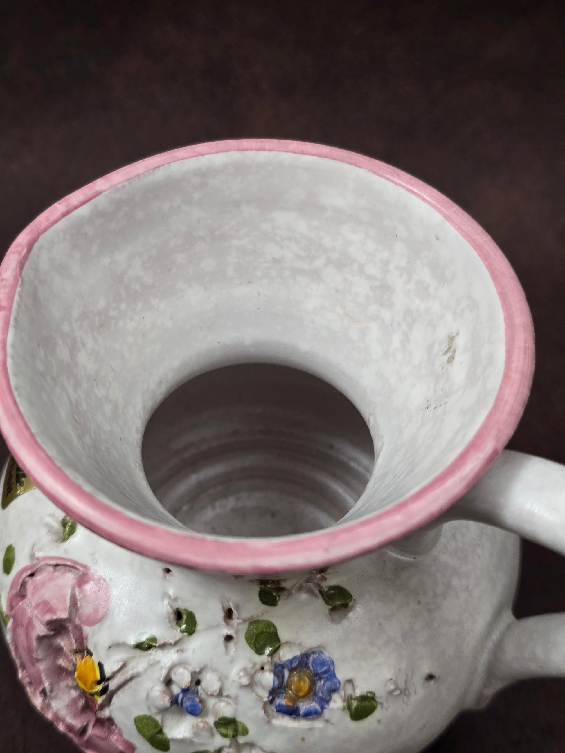 Handgefertigter Vintage-Dekokrug aus Ainring Keramik mit floralem Relief, matter Glasur und Originalaufkleber, deutsche Kunstkeramik der 1960er–1970er Jahre.