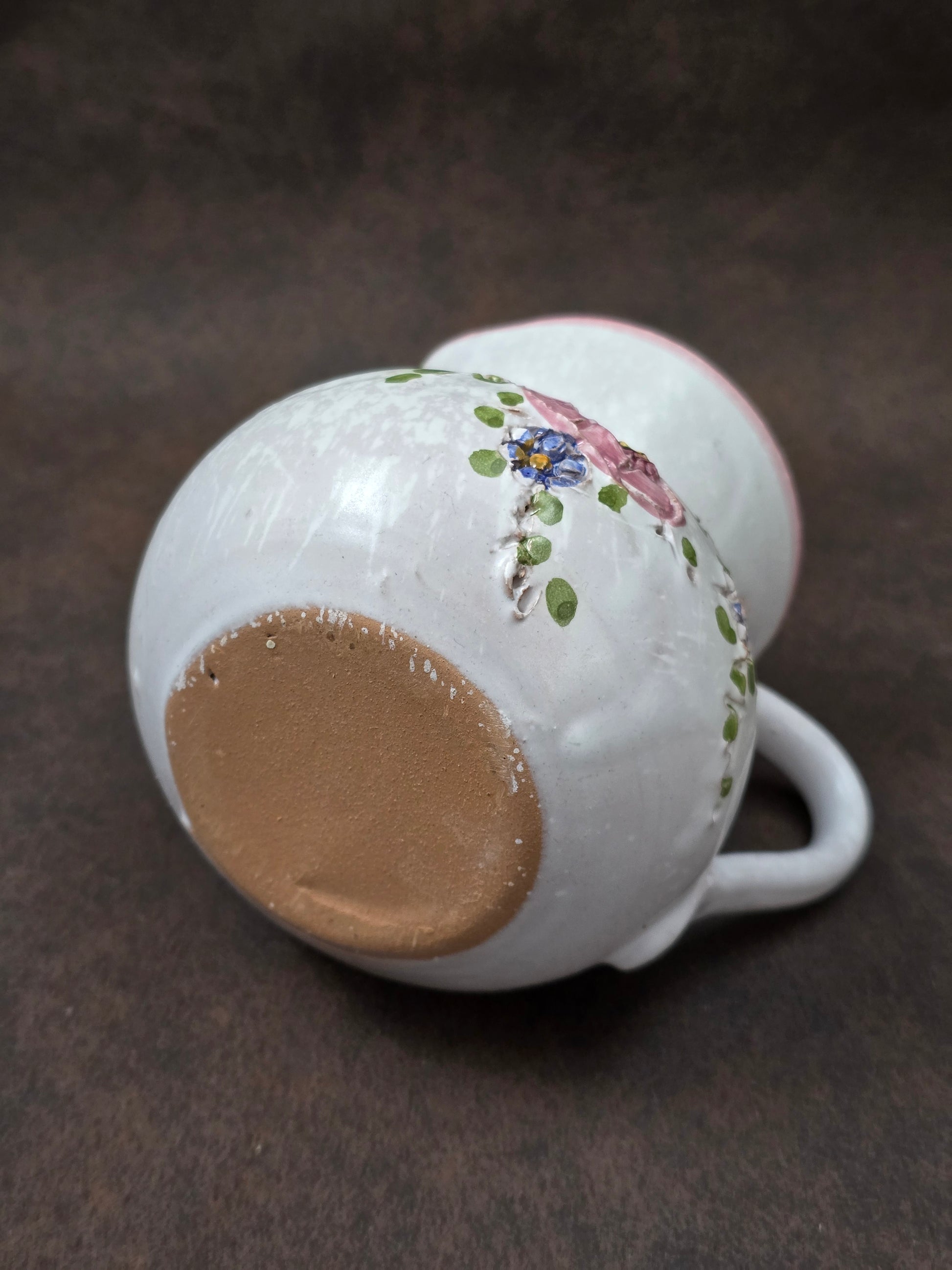 Handgefertigter Vintage-Dekokrug aus Ainring Keramik mit floralem Relief, matter Glasur und Originalaufkleber, deutsche Kunstkeramik der 1960er–1970er Jahre.