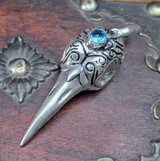 Mystischer Rabenschädel-Anhänger aus .925 Sterling Silber mit Aquamarin – Gothic Schmuck, Biker, Rockabilly, Kitsch