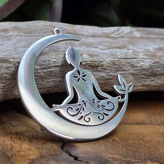 Anhänger „Buddha im Mond“ aus Edelstahl – 36 mm. Spiritueller Schmuck für Meditation & Achtsamkeit. Ideal für Ketten, Armbänder & Chakraschmuck.