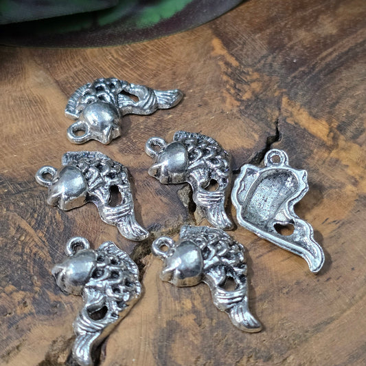 12 Goldfisch-Anhänger, antik-silberfarben, ca. 20 mm, Zinklegierung. Perfekt für Schmuck, DIY und maritime Bastelideen.