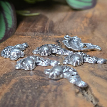 12 Goldfisch-Anhänger, antik-silberfarben, ca. 20 mm, Zinklegierung. Perfekt für Schmuck, DIY und maritime Bastelideen.
