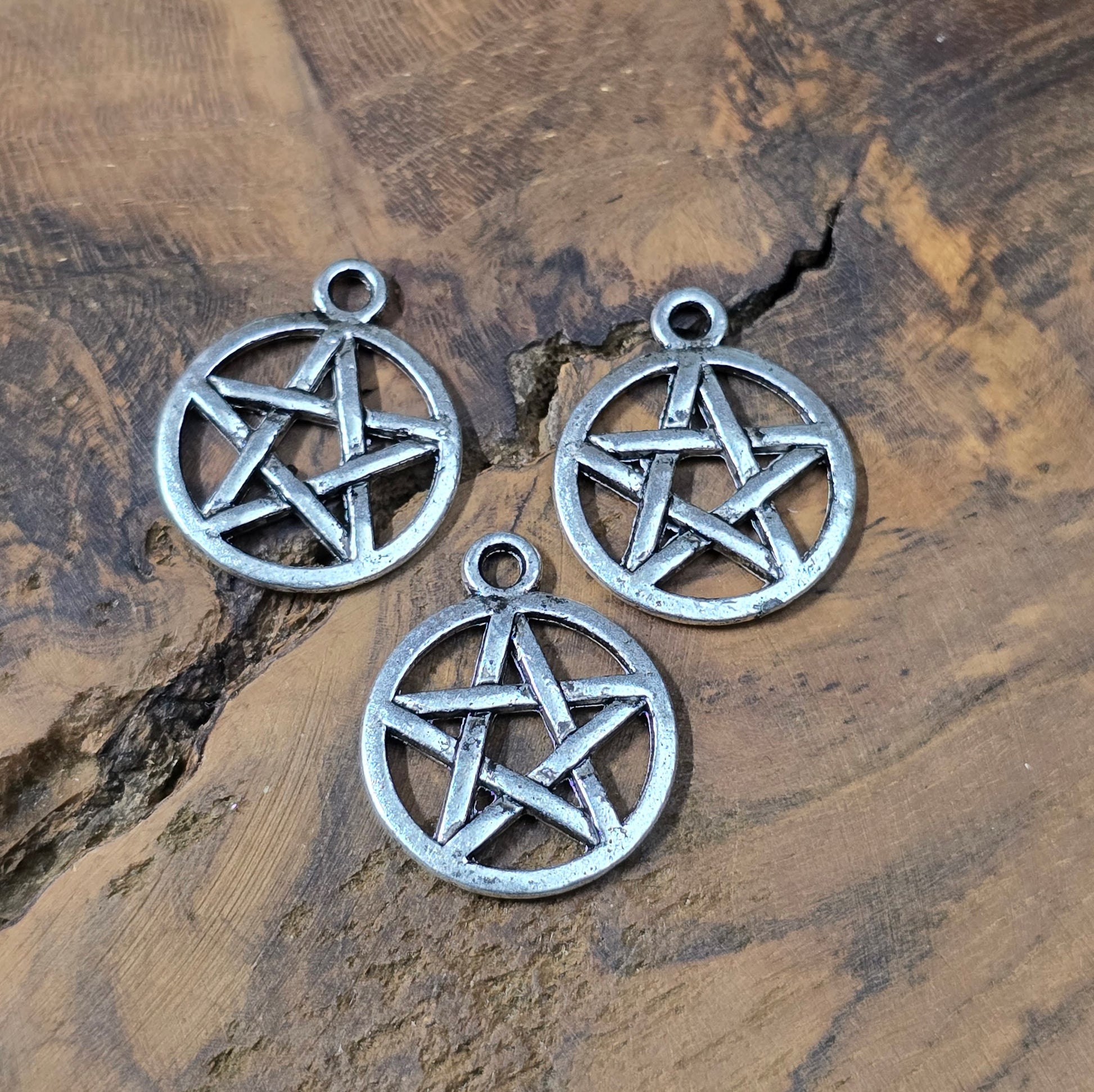 6x Pentagramm-Anhänger in antik-silber, 20 mm – beidseitig geprägt. Ideal für Schmuckdesign, Ketten, Armbänder, Taschenbaumler & Deko.