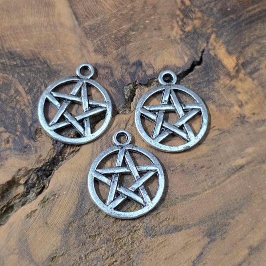 6x Pentagramm-Anhänger in antik-silber, 20 mm – beidseitig geprägt. Ideal für Schmuckdesign, Ketten, Armbänder, Taschenbaumler & Deko.